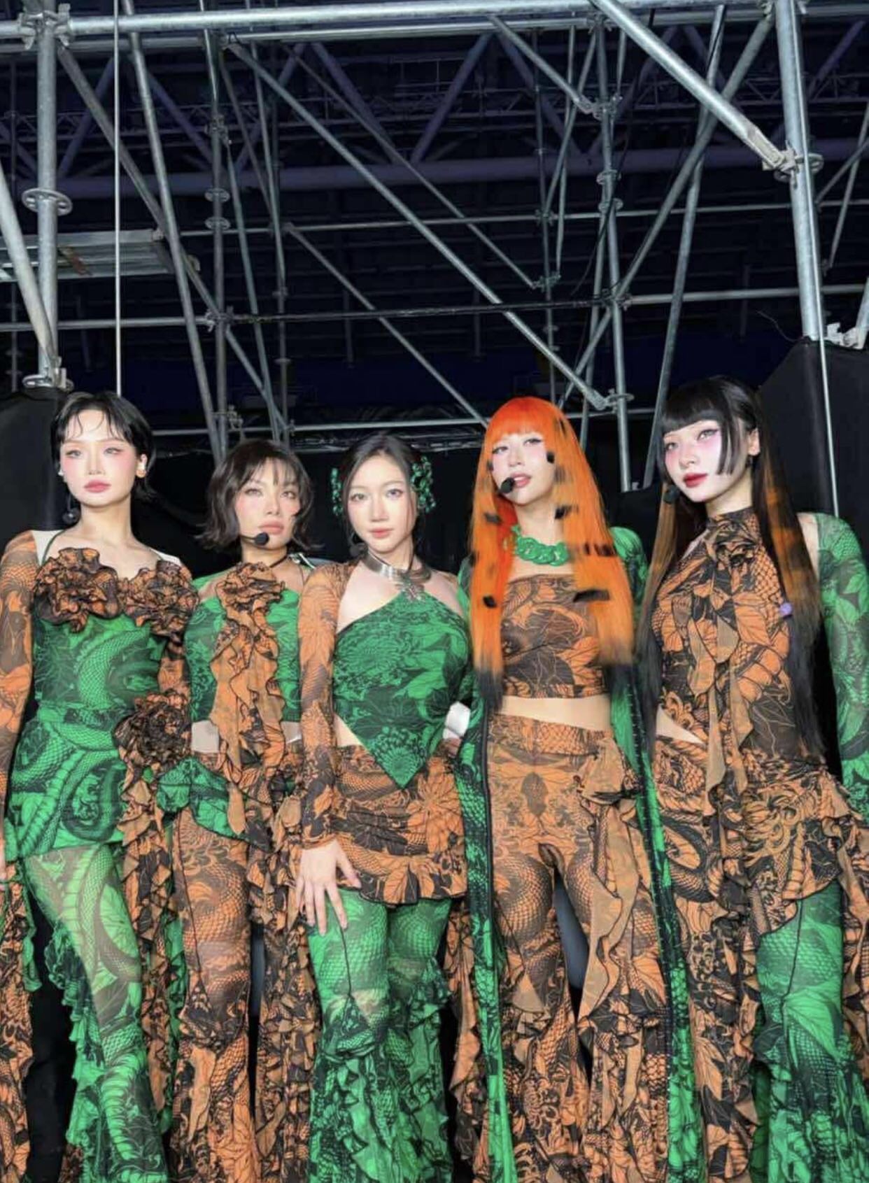 Concert Em Xinh Say Hi ở Mỹ Đình: Miu Lê đứng im như tượng, mãi mới chịu hát- Ảnh 5. Concert Em Xinh Say Hi ở Mỹ Đình: Miu Lê đứng im như tượng, mãi mới chịu hát- Ảnh 5.