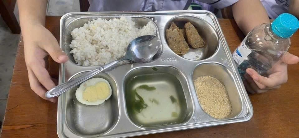 Yêu cầu kiểm điểm vụ bữa ăn ‘đạm bạc’ của học sinh gây xôn xao dư luận- Ảnh 1.