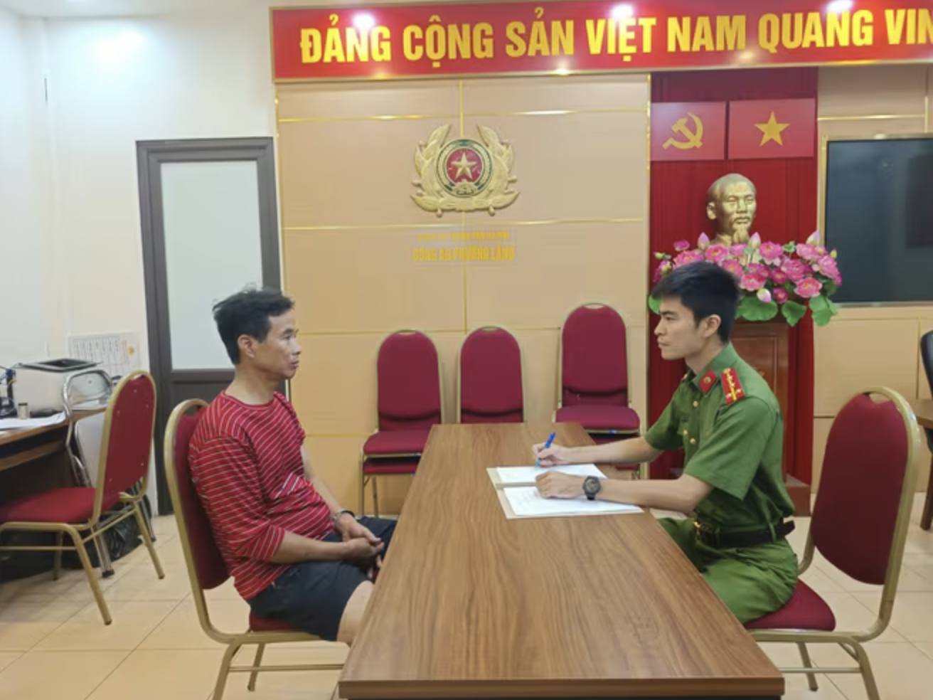 Bắt khẩn cấp người đàn ông 2 lần đốt rác trong một ngày gây cháy nhà hàng xóm- Ảnh 1. Bắt khẩn cấp người đàn ông 2 lần đốt rác trong một ngày gây cháy nhà hàng xóm- Ảnh 1.