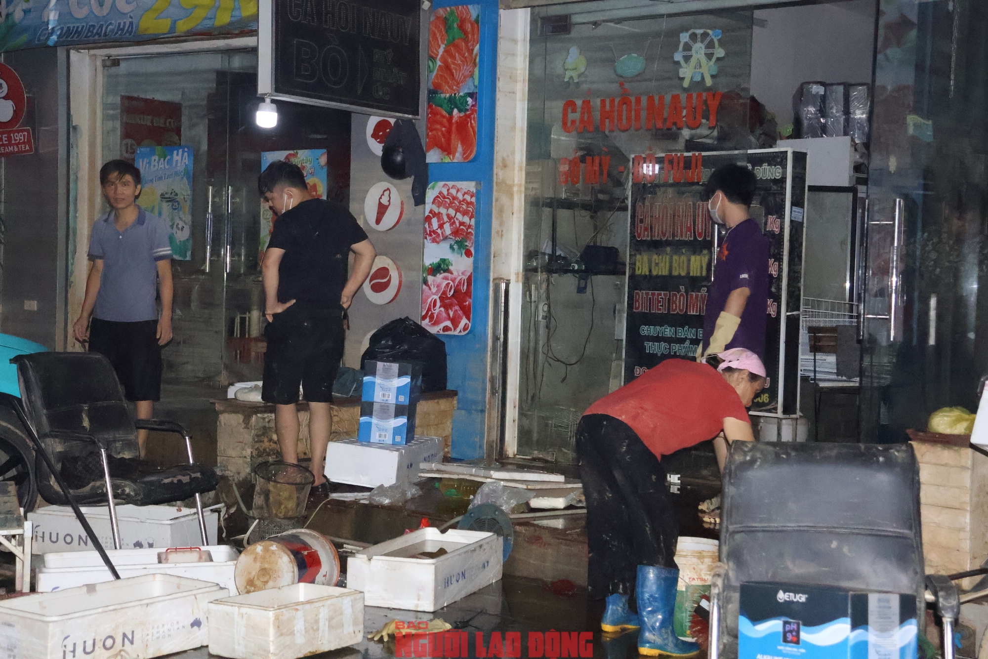 VIDEO: Nhiều tài sản, cửa hàng của người dân Thái Nguyên "chả còn gì" sau trận ngập lụt lịch sử- Ảnh 12. VIDEO: Nhiều tài sản, cửa hàng của người dân Thái Nguyên "chả còn gì" sau trận ngập lụt lịch sử- Ảnh 12.