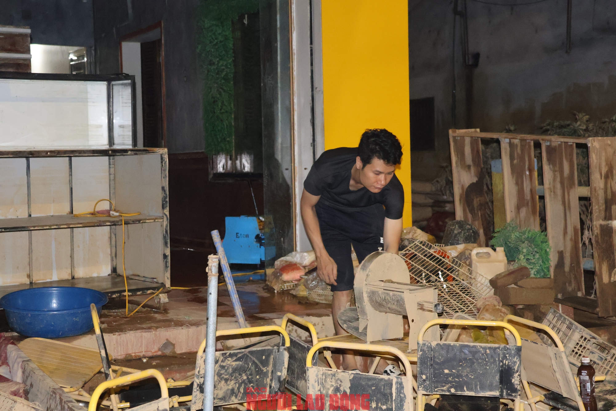 VIDEO: Nhiều tài sản, cửa hàng của người dân Thái Nguyên "chả còn gì" sau trận ngập lụt lịch sử- Ảnh 20. VIDEO: Nhiều tài sản, cửa hàng của người dân Thái Nguyên "chả còn gì" sau trận ngập lụt lịch sử- Ảnh 20.