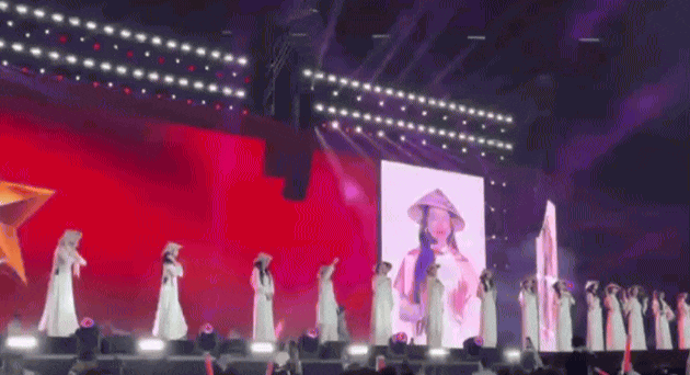 Concert Em Xinh Say Hi ở Mỹ Đình: Miu Lê đứng im như tượng, mãi mới chịu hát- Ảnh 2. Concert Em Xinh Say Hi ở Mỹ Đình: Miu Lê đứng im như tượng, mãi mới chịu hát- Ảnh 2.