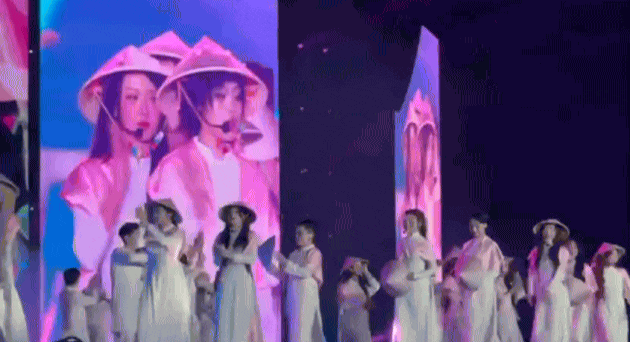 Concert Em Xinh Say Hi ở Mỹ Đình: Miu Lê đứng im như tượng, mãi mới chịu hát- Ảnh 1. Concert Em Xinh Say Hi ở Mỹ Đình: Miu Lê đứng im như tượng, mãi mới chịu hát- Ảnh 1.