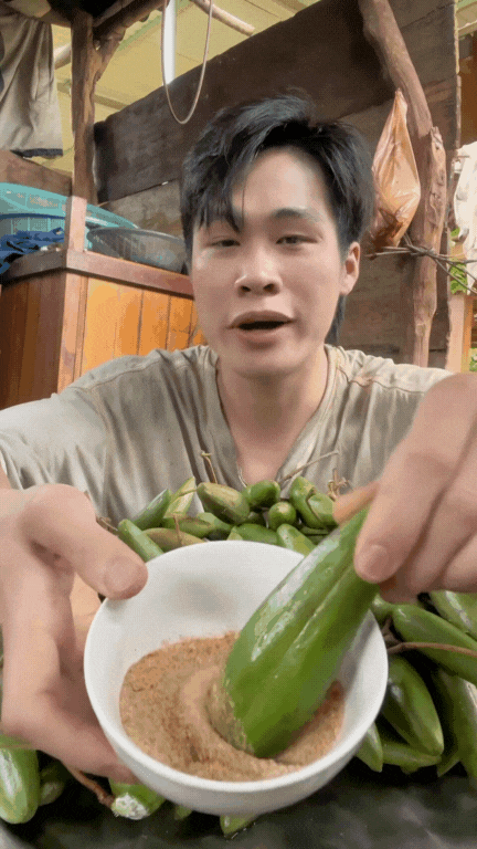 Dạo này MXH thi nhau mukbang loại quả dại Tây Bắc: Vị lạ, mùi thơm, ăn với chẳm chéo thì 
