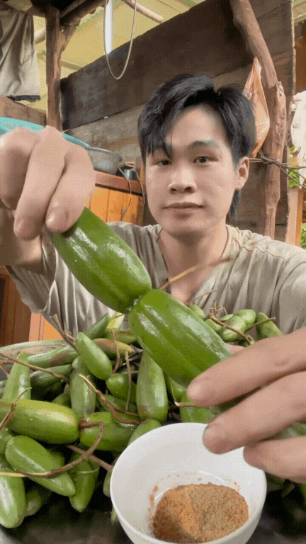 Dạo này MXH thi nhau mukbang loại quả dại Tây Bắc: Vị lạ, mùi thơm, ăn với chẳm chéo thì 
