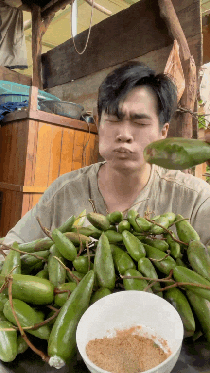 Dạo này MXH thi nhau mukbang loại quả dại Tây Bắc: Vị lạ, mùi thơm, ăn với chẳm chéo thì 