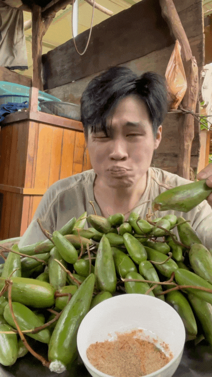 Dạo này MXH thi nhau mukbang loại quả dại Tây Bắc: Vị lạ, mùi thơm, ăn với chẳm chéo thì 