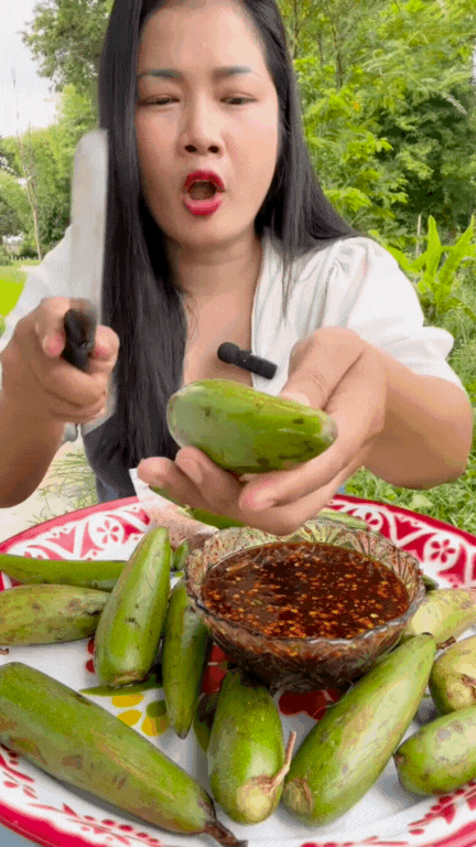 Dạo này MXH thi nhau mukbang loại quả dại Tây Bắc: Vị lạ, mùi thơm, ăn với chẳm chéo thì 