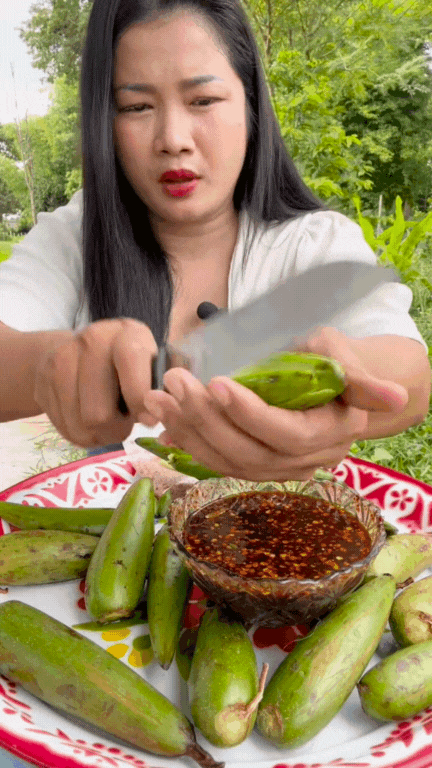 Dạo này MXH thi nhau mukbang loại quả dại Tây Bắc: Vị lạ, mùi thơm, ăn với chẳm chéo thì 