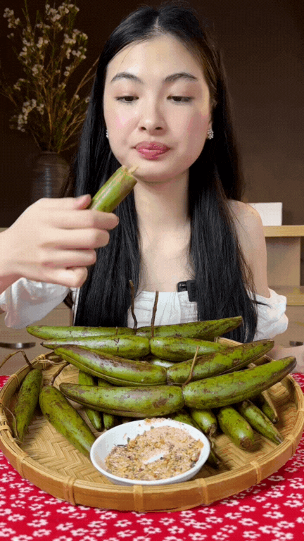 Dạo này MXH thi nhau mukbang loại quả dại Tây Bắc: Vị lạ, mùi thơm, ăn với chẳm chéo thì 