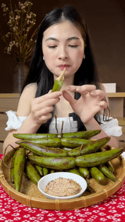 Dạo này MXH thi nhau mukbang loại quả dại Tây Bắc: Vị lạ, mùi thơm, ăn với chẳm chéo thì 