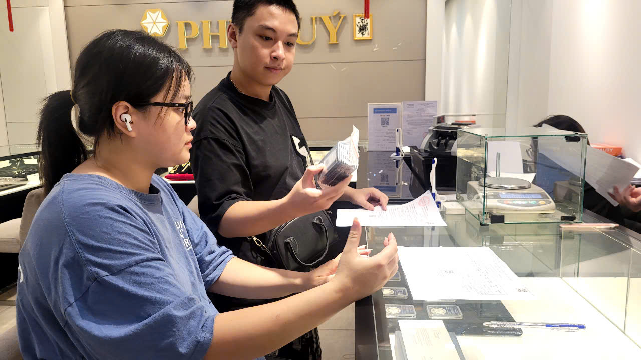 Nhiều thương hiệu dừng nhận đơn bạc tích trữ, chuyện gì đang xảy ra?- Ảnh 1. Nhiều thương hiệu dừng nhận đơn bạc tích trữ, chuyện gì đang xảy ra?- Ảnh 1.