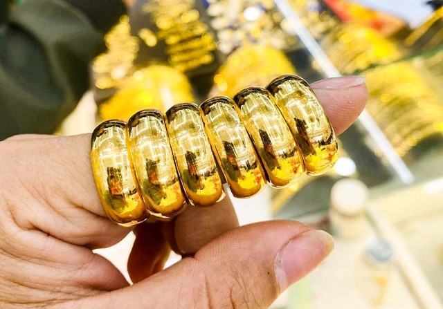 Lẳng lặng mang hết tiền tiết kiệm đi mua vàng, mẹ tôi cho cả nhà một phen 
