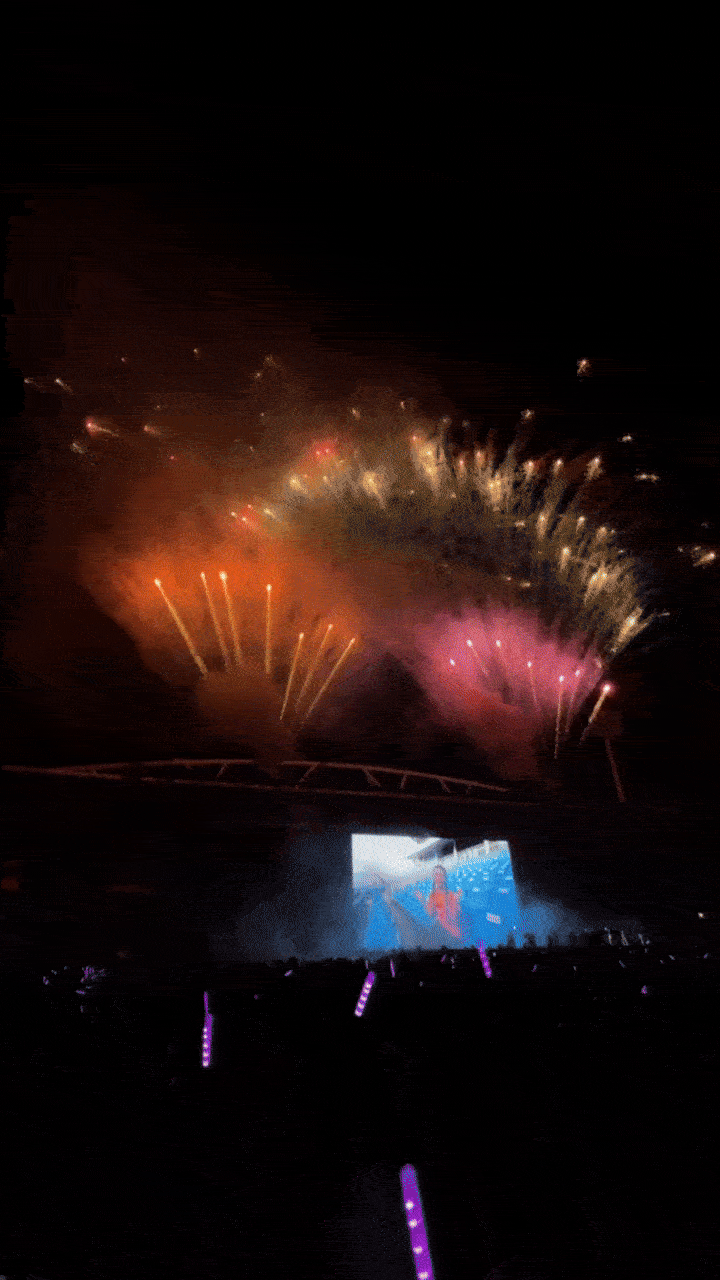 Sự cố nổ pháo hoa rơi trúng khán giả tại concert Em Xinh- Ảnh 3. Sự cố nổ pháo hoa rơi trúng khán giả tại concert Em Xinh- Ảnh 3.