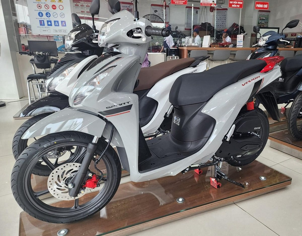 Honda Vision từng đội giá vì quá hot, nay gặp đối thủ 'cứng': Cốp rộng hơn hẳn, giá rẻ hơn vài triệu- Ảnh 1. Honda Vision từng đội giá vì quá hot, nay gặp đối thủ 'cứng': Cốp rộng hơn hẳn, giá rẻ hơn vài triệu- Ảnh 1.