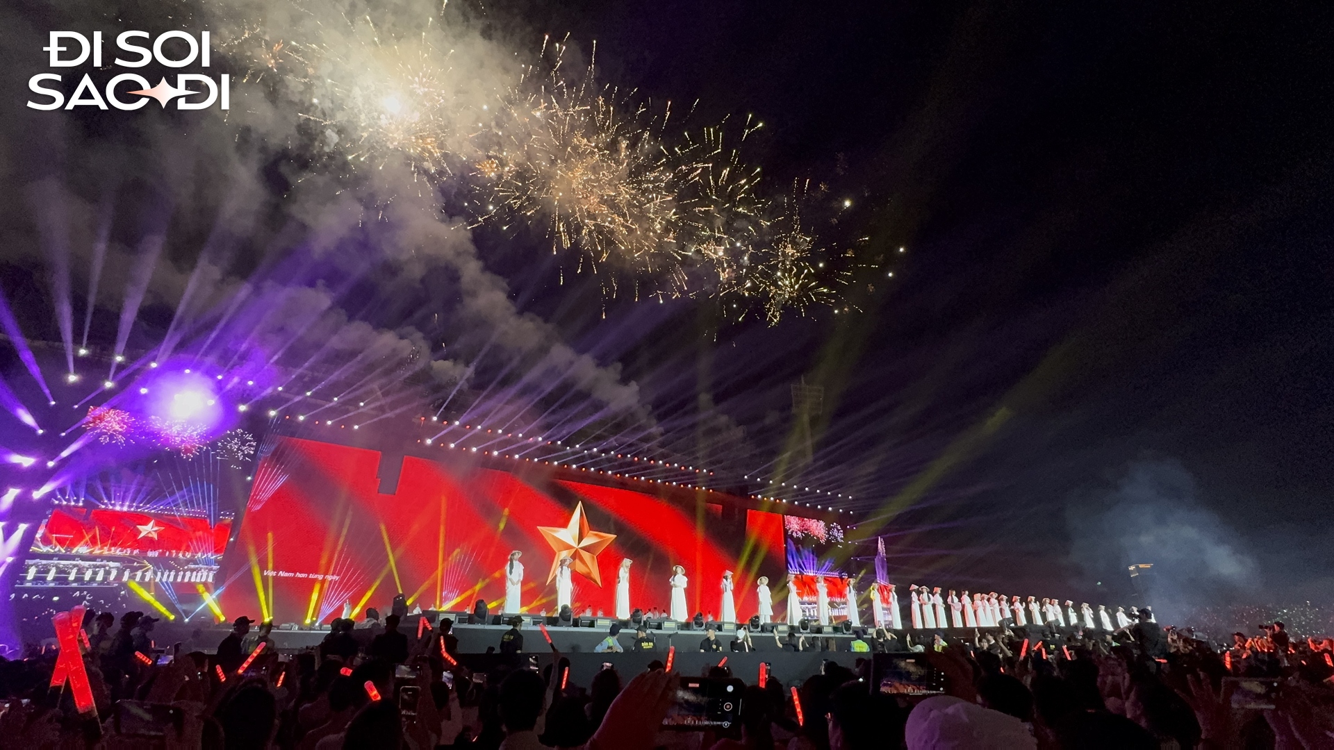 Sự cố nổ pháo hoa rơi trúng khán giả tại concert Em Xinh- Ảnh 1. Sự cố nổ pháo hoa rơi trúng khán giả tại concert Em Xinh- Ảnh 1.