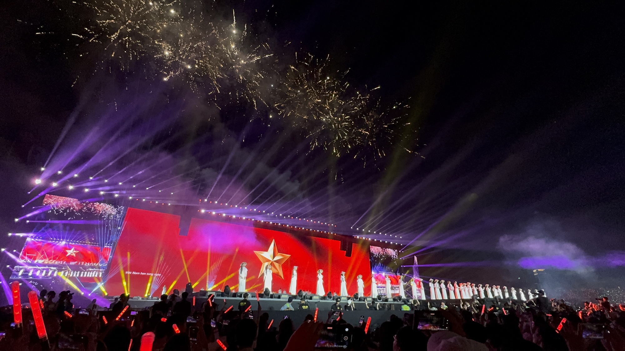 Concert Em Xinh Say Hi ở Mỹ Đình: Miu Lê đứng im như tượng, mãi mới chịu hát- Ảnh 7. Concert Em Xinh Say Hi ở Mỹ Đình: Miu Lê đứng im như tượng, mãi mới chịu hát- Ảnh 7.