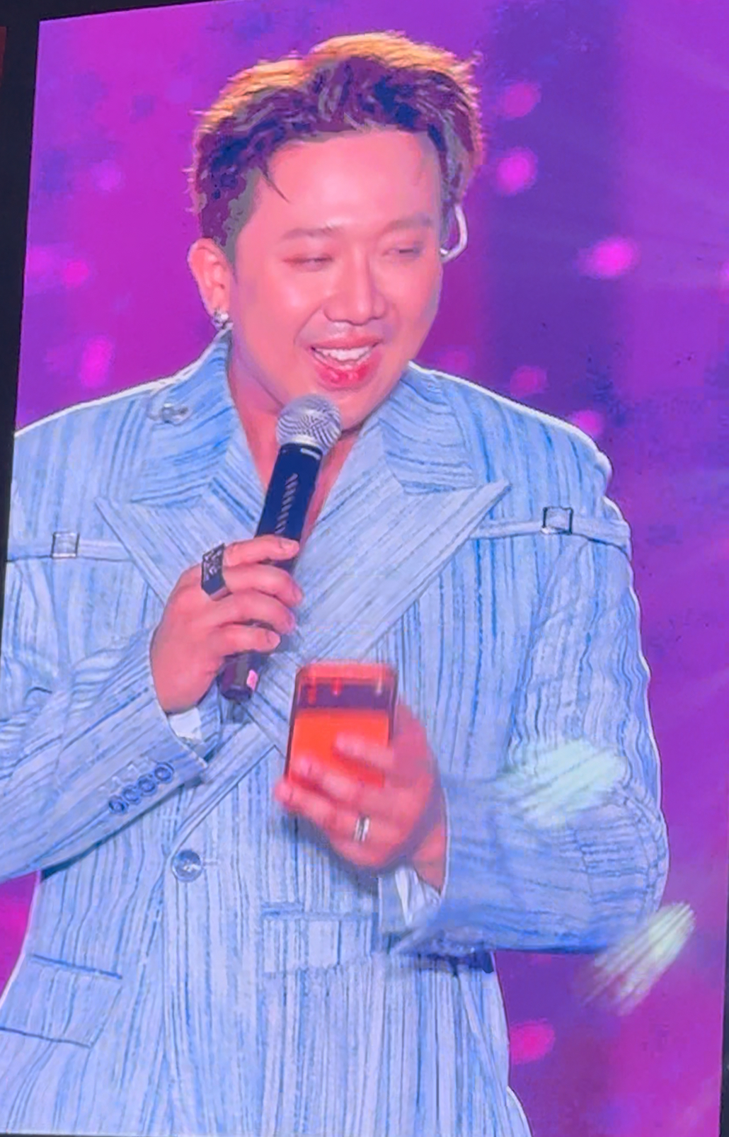 Nữ NSND là giám đốc "đại náo" sân khấu Em Xinh Say Hi, Trấn Thành phải thanh minh vụ khoe của- Ảnh 1.