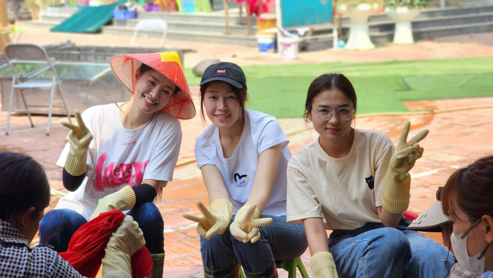 Động thái mới nhất của bà Phạm Kim Dung và dàn Hoa - Á hậu Sen Vàng- Ảnh 1. Động thái mới nhất của bà Phạm Kim Dung và dàn Hoa - Á hậu Sen Vàng- Ảnh 1.