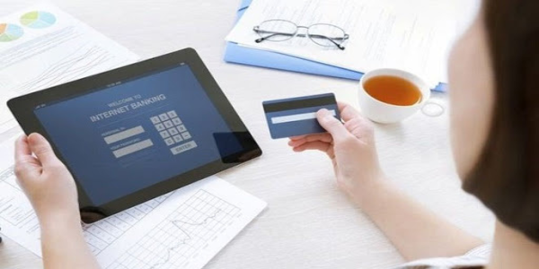 Chỉ vì một tin nhắn SMS chuyển khoản 680 triệu đồng, nam sinh 2007 ở Hà Nội bị công an đưa đi- Ảnh 1.