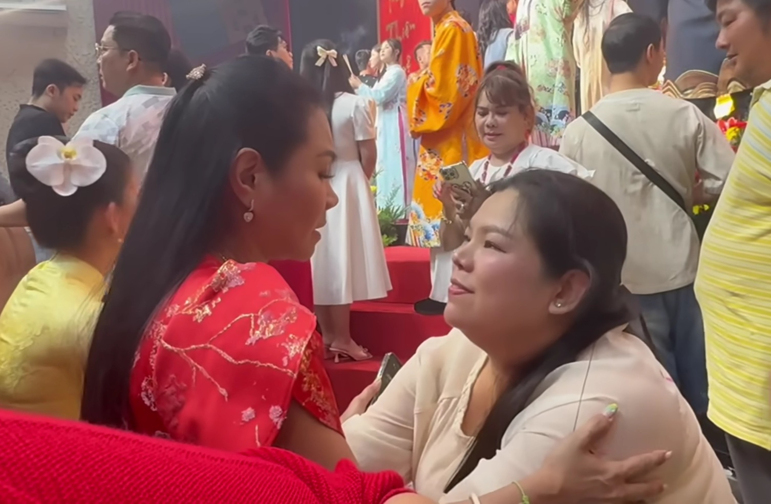 Phó chủ tịch Quyền Linh ăn mặc giản dị, ôm chặt một nữ NSƯT từ Mỹ về- Ảnh 2.