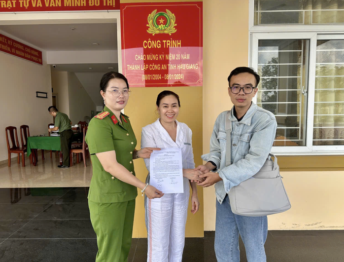 Bất ngờ nhận hàng trăm triệu đồng từ tài khoản "lạ", nhiều người liền báo công an- Ảnh 1.
