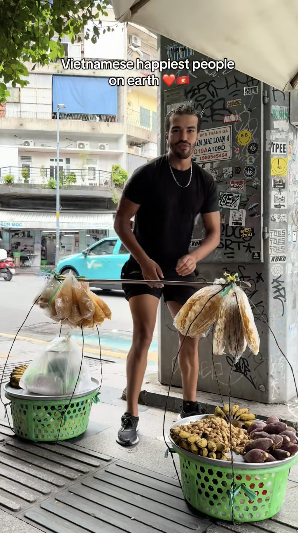 Khách Tây phải nhận “trái đắng” khi dám thử gánh hàng rong vỉa hè Việt Nam- Ảnh 1.