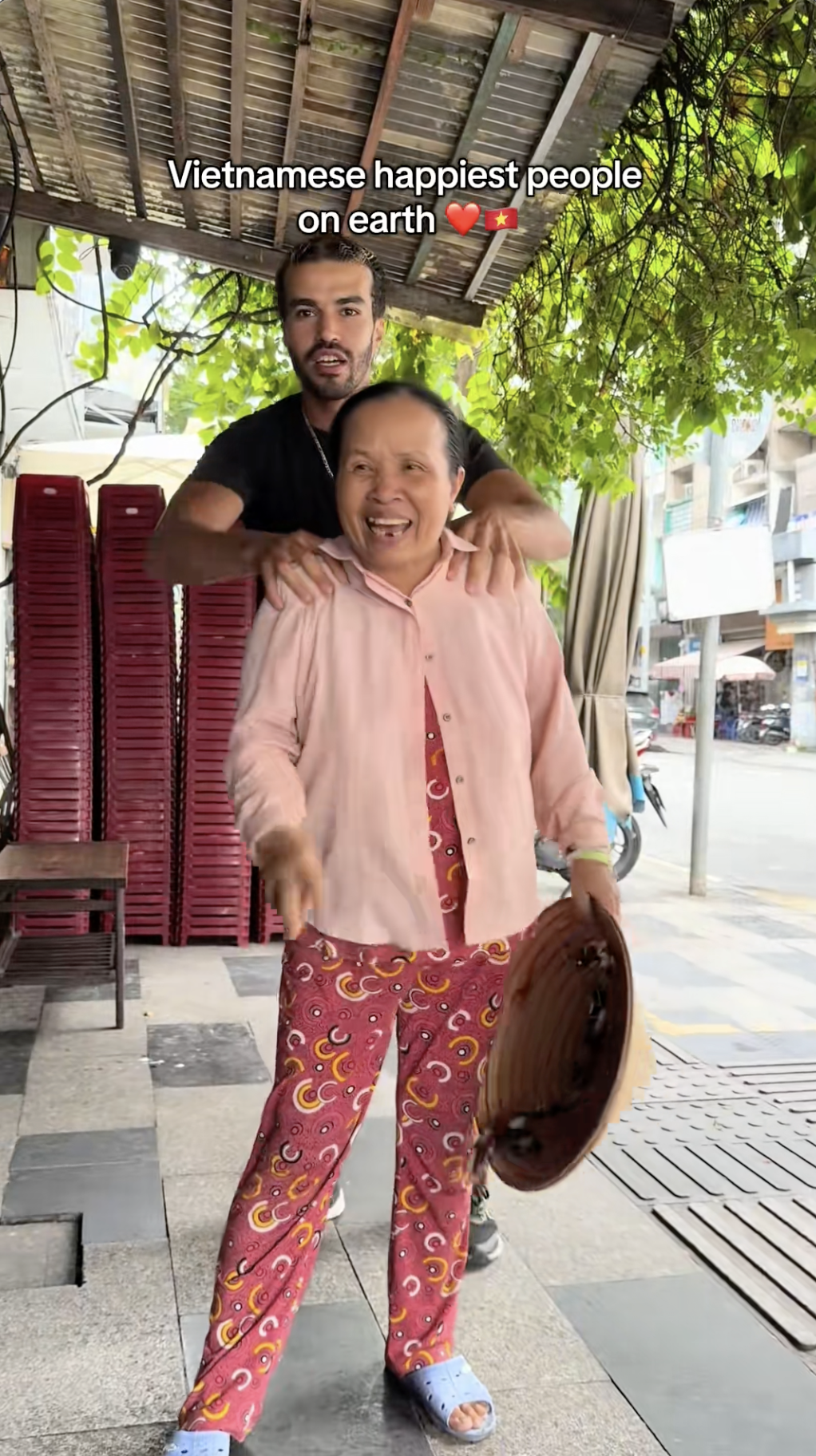 Khách Tây phải nhận “trái đắng” khi dám thử gánh hàng rong vỉa hè Việt Nam- Ảnh 6.