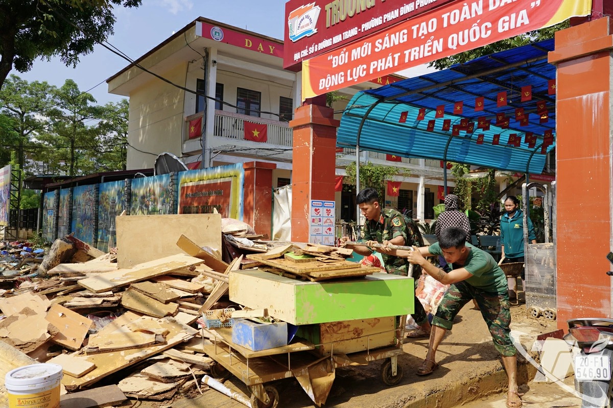 VIDEO: Nhiều tài sản, cửa hàng của người dân Thái Nguyên "chả còn gì" sau trận ngập lụt lịch sử- Ảnh 16. VIDEO: Nhiều tài sản, cửa hàng của người dân Thái Nguyên "chả còn gì" sau trận ngập lụt lịch sử- Ảnh 16.