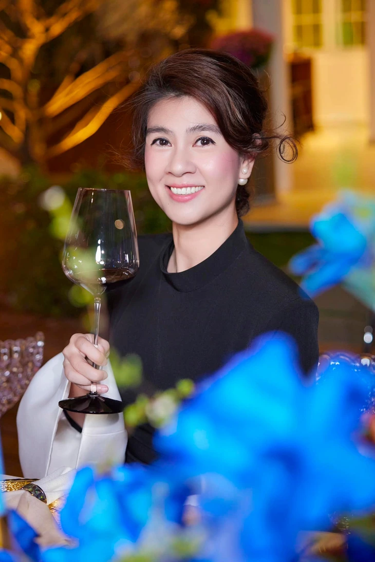 Diễn viên Việt ly hôn đại gia ngàn tỷ, phải đi bày mâm cúng cô hồn thuê, giờ sở hữu 2 nhà hàng sang trọng- Ảnh 1. Diễn viên Việt ly hôn đại gia ngàn tỷ, phải đi bày mâm cúng cô hồn thuê, giờ sở hữu 2 nhà hàng sang trọng- Ảnh 1.