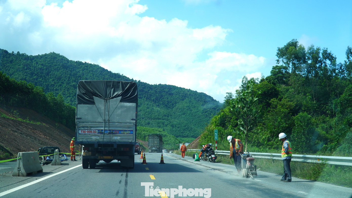 Đầy rẫy vết vá trên mặt đường cao tốc La Sơn - Hoà Liên- Ảnh 5.