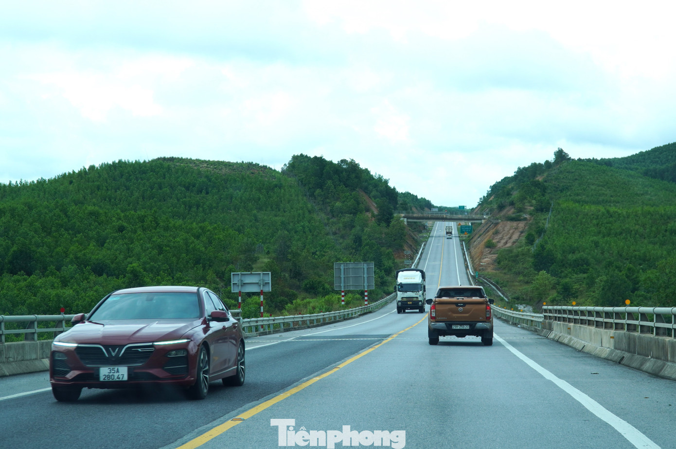 Đầy rẫy vết vá trên mặt đường cao tốc La Sơn - Hoà Liên- Ảnh 7.