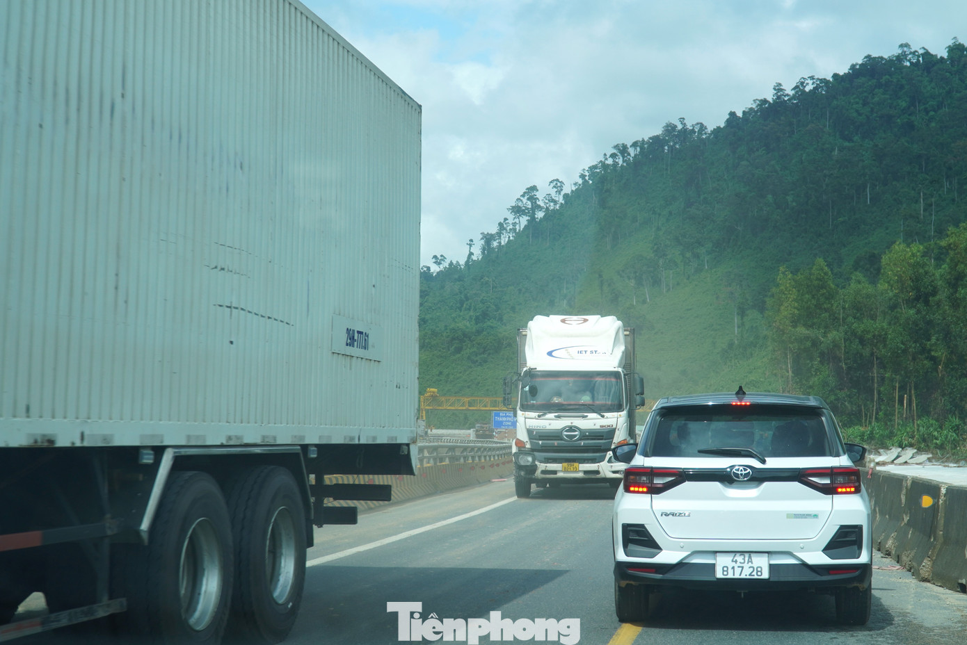 Đầy rẫy vết vá trên mặt đường cao tốc La Sơn - Hoà Liên- Ảnh 4.