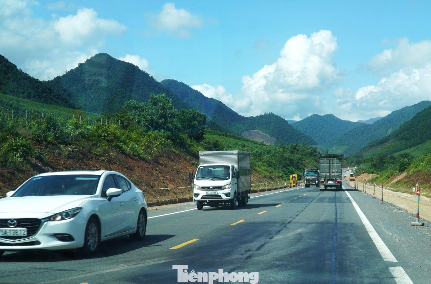 Đầy rẫy vết vá trên mặt đường cao tốc La Sơn - Hoà Liên- Ảnh 1.