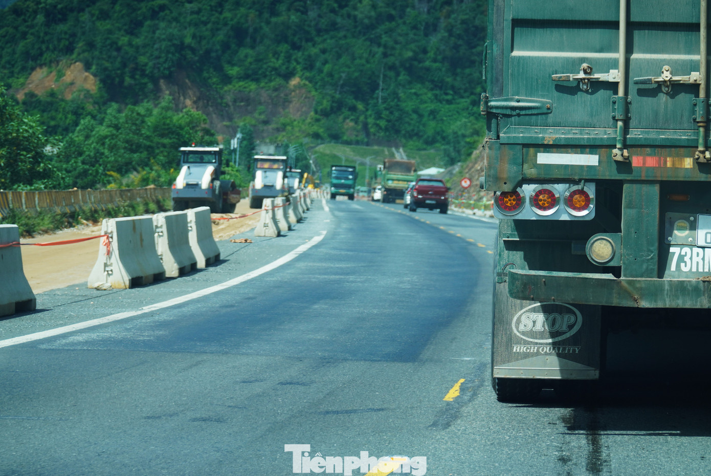 Đầy rẫy vết vá trên mặt đường cao tốc La Sơn - Hoà Liên- Ảnh 2.