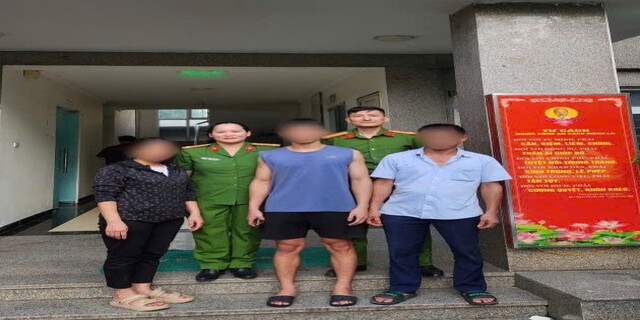 Đang đi bộ trên đường 70, nam thanh niên ở Hà Nội bất ngờ bị công an đưa về đồn - Ảnh 1.