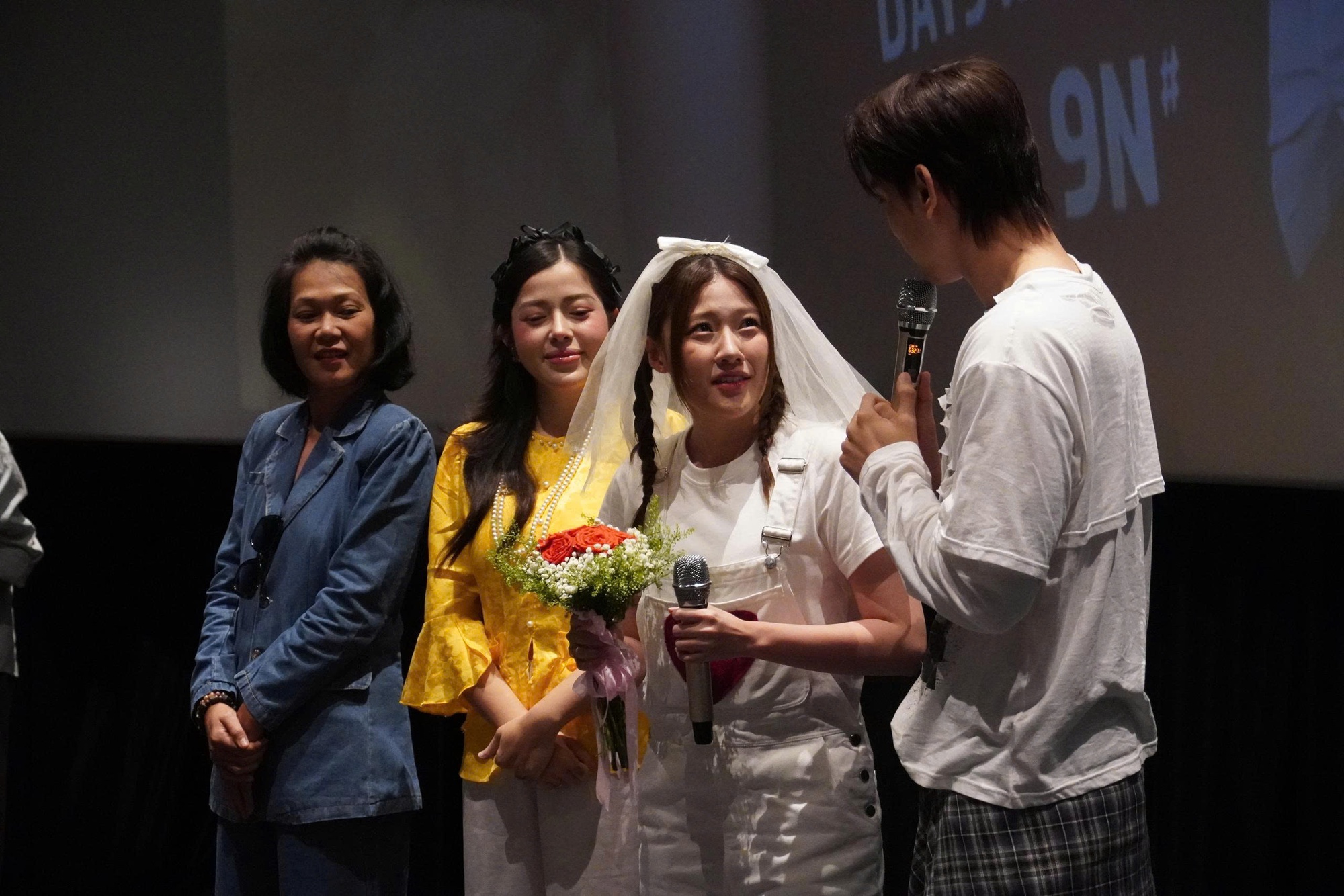 Clip hot: Em gái Trấn Thành được cầu hôn trước mặt hàng trăm người- Ảnh 2. Clip hot: Em gái Trấn Thành được cầu hôn trước mặt hàng trăm người- Ảnh 2.