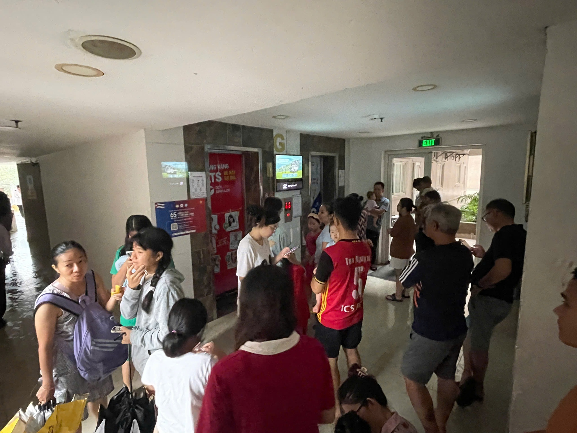Cháy tầng 15 chung cư ở TP HCM lúc trời đang mưa- Ảnh 1.