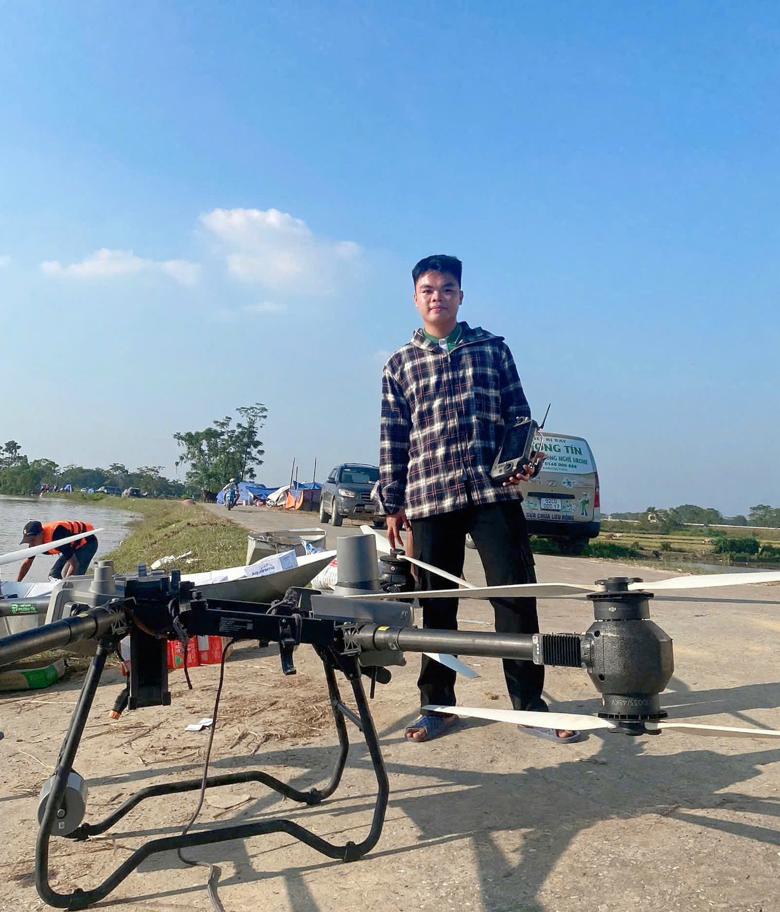 Nguyễn Đại Phát, SN 2006 đem drone giá …