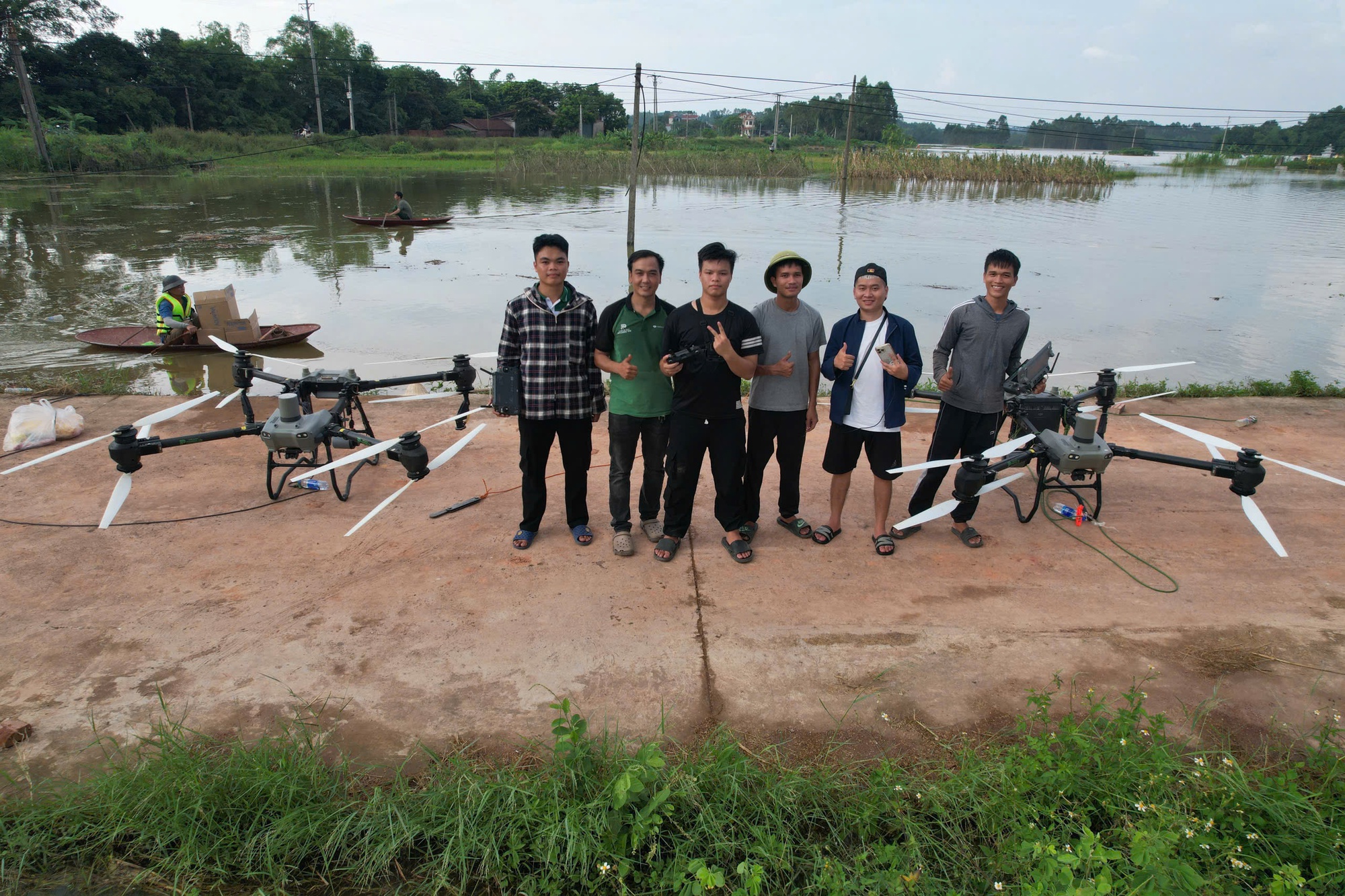 Nguyễn Đại Phát, SN 2006 đem drone giá 400 triệu "cứu" người bị cô lập ở vùng lũ Bắc Ninh- Ảnh 2. Nguyễn Đại Phát, SN 2006 đem drone giá 400 triệu "cứu" người bị cô lập ở vùng lũ Bắc Ninh- Ảnh 2.