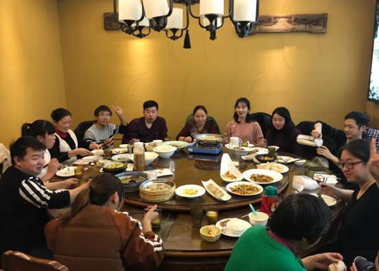 Đi họp lớp, tôi phát hiện người duy nhất còn ở nhà thuê là lớp trưởng: Ngày hôm sau được hẹn gặp riêng, tôi chết sững!- Ảnh 1. Đi họp lớp, tôi phát hiện người duy nhất còn ở nhà thuê là lớp trưởng: Ngày hôm sau được hẹn gặp riêng, tôi chết sững!- Ảnh 1.