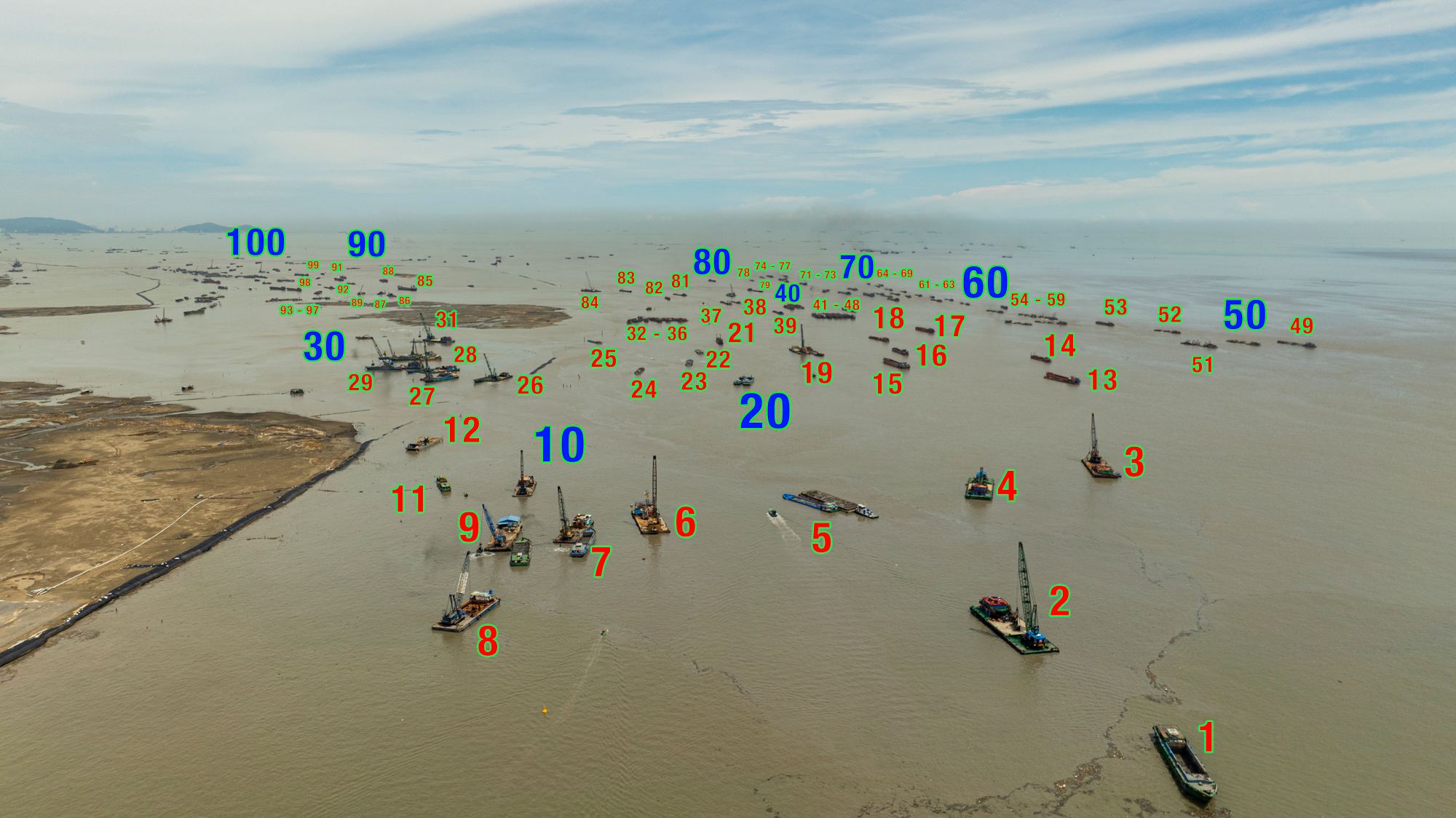 Ngắm cảnh hàng trăm sà lan hoạt động suốt ngày đêm ở đại dự án lấn biển lớn nhất Việt Nam của Vinhomes- Ảnh 2.