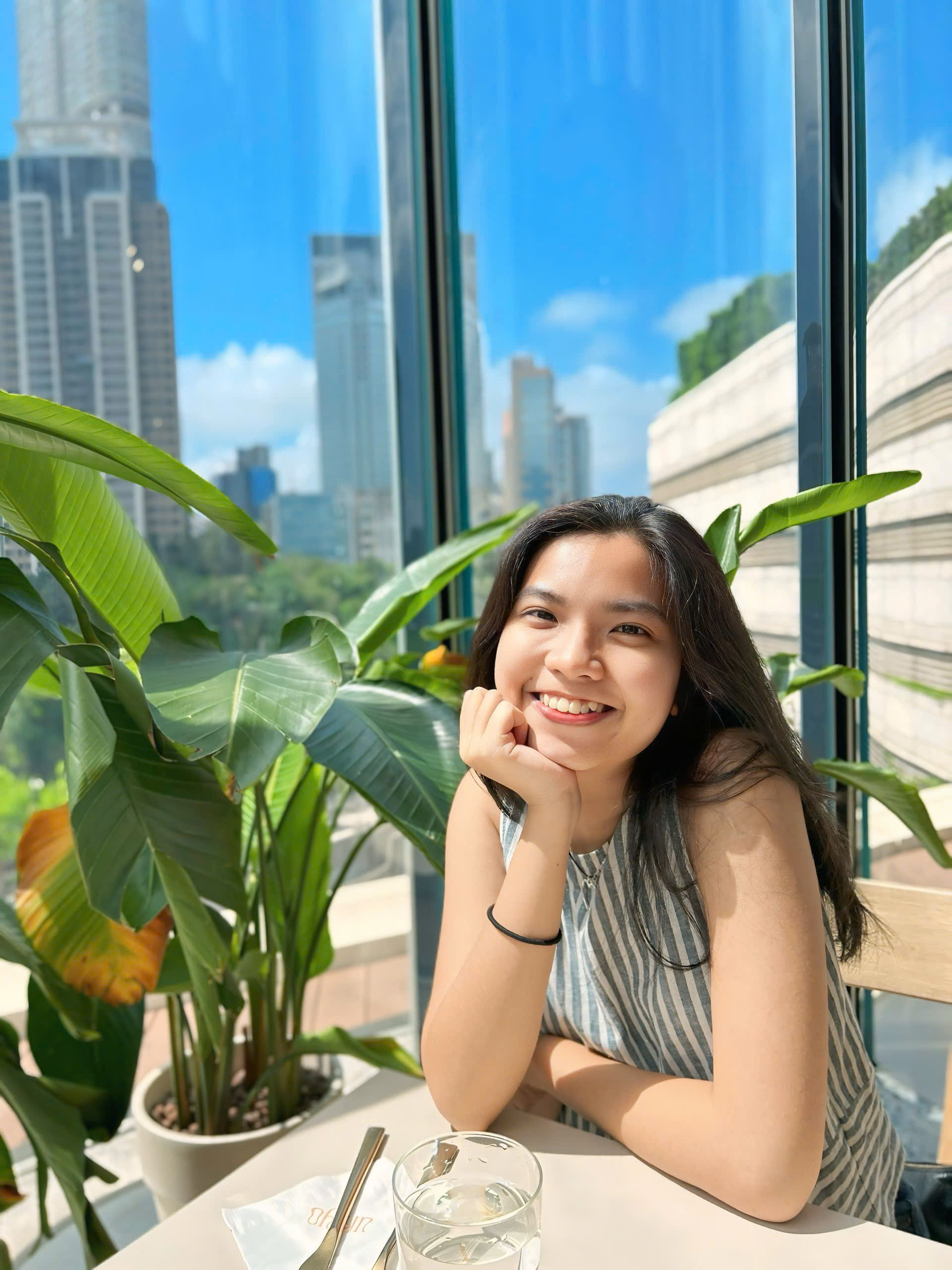 Nữ sinh TP.HCM quyết "săn" học bổng Hồng Kông vì lý do... không đỡ nổi: Trải qua 4 năm học như mơ, thành tích hiện tại càng nể!- Ảnh 1. Nữ sinh TP.HCM quyết "săn" học bổng Hồng Kông vì lý do... không đỡ nổi: Trải qua 4 năm học như mơ, thành tích hiện tại càng nể!- Ảnh 1.