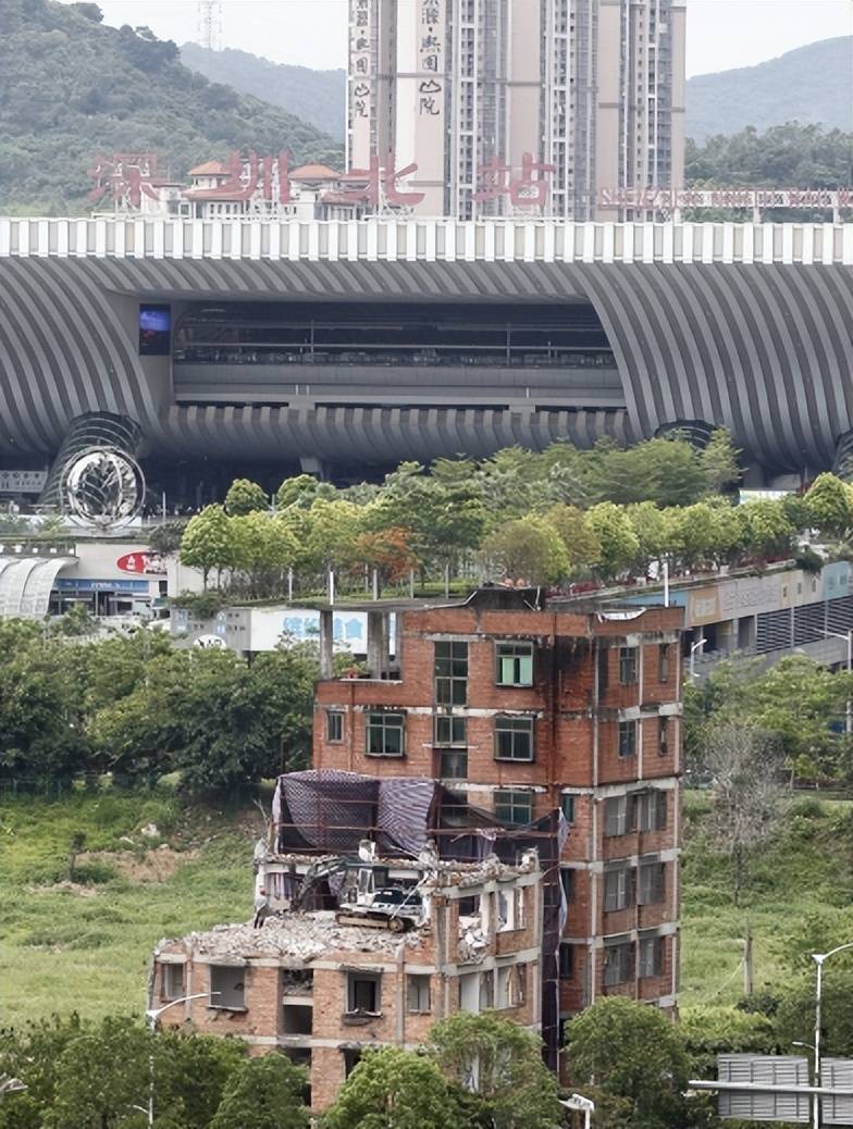 Chủ tòa nhà 1000m2 từ chối hơn 74 tỷ đồng tiền đền bù, không chịu di dời khiến đại dự án bị “đắp chiếu” suốt 7 năm: “Nhà tôi giá trị gấp nhiều lần con số đó”- Ảnh 1. Chủ tòa nhà 1000m2 từ chối hơn 74 tỷ đồng tiền đền bù, không chịu di dời khiến đại dự án bị “đắp chiếu” suốt 7 năm: “Nhà tôi giá trị gấp nhiều lần con số đó”- Ảnh 1.