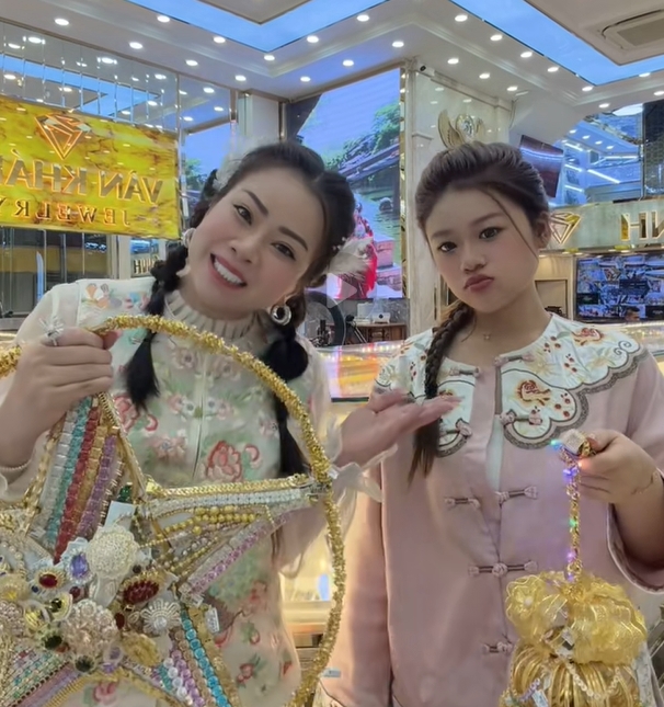 Vũ trụ con nhà giàu miền Tây “đem vàng của bố mẹ lên mạng bán”- Ảnh 9. Vũ trụ con nhà giàu miền Tây “đem vàng của bố mẹ lên mạng bán”- Ảnh 9.