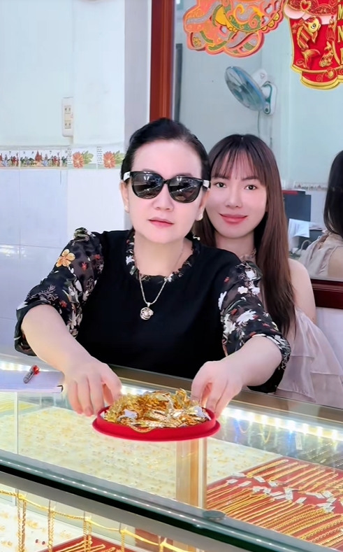 Vũ trụ con nhà giàu miền Tây “đem vàng của bố mẹ lên mạng bán”- Ảnh 11. Vũ trụ con nhà giàu miền Tây “đem vàng của bố mẹ lên mạng bán”- Ảnh 11.