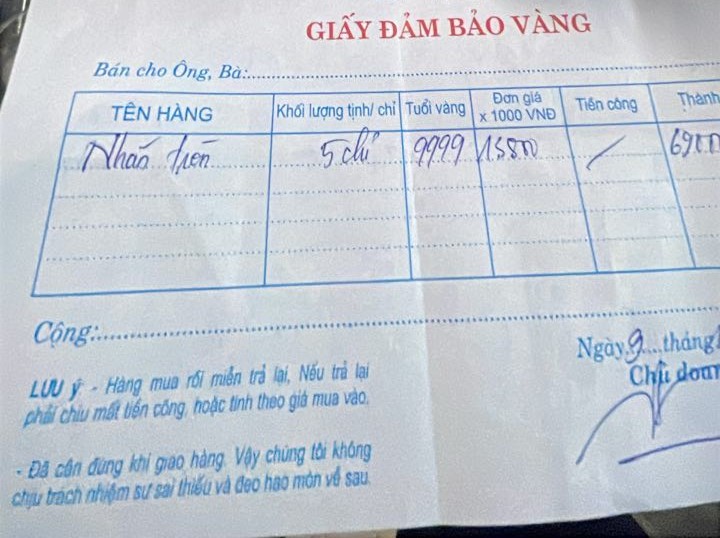 Bức ảnh hóa đơn cùng “tuyên ngôn mua vàng” khiến nhiều người nể ra mặt- Ảnh 1. Bức ảnh hóa đơn cùng “tuyên ngôn mua vàng” khiến nhiều người nể ra mặt- Ảnh 1.