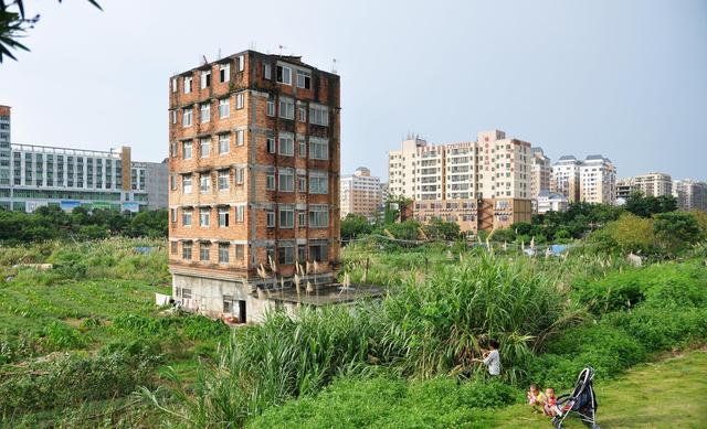 Chủ tòa nhà 1000m2 từ chối hơn 74 tỷ đồng tiền đền bù, không chịu di dời khiến đại dự án bị “đắp chiếu” suốt 7 năm: “Nhà tôi giá trị gấp nhiều lần con số đó”- Ảnh 2. Chủ tòa nhà 1000m2 từ chối hơn 74 tỷ đồng tiền đền bù, không chịu di dời khiến đại dự án bị “đắp chiếu” suốt 7 năm: “Nhà tôi giá trị gấp nhiều lần con số đó”- Ảnh 2.