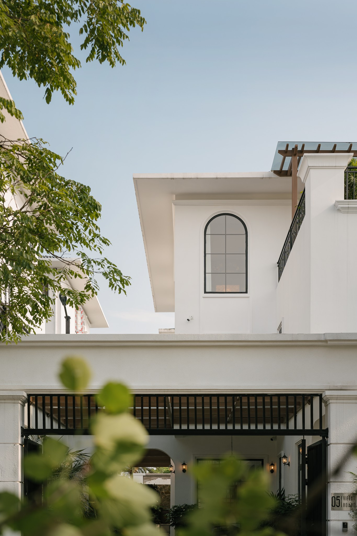 Biệt thự ba tầng đưa cây xanh dẫn lối vào nhà- Ảnh 2.