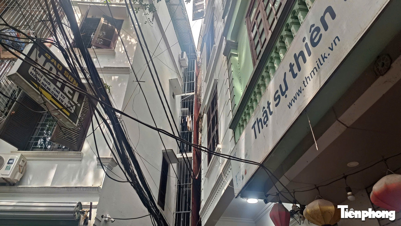 Từ vụ cháy 5 người tử vong ở Hà Nội: Ngõ nhỏ, 'chuồng cọp' bủa vây, cứu hộ gặp khó- Ảnh 13. Từ vụ cháy 5 người tử vong ở Hà Nội: Ngõ nhỏ, 'chuồng cọp' bủa vây, cứu hộ gặp khó- Ảnh 13.